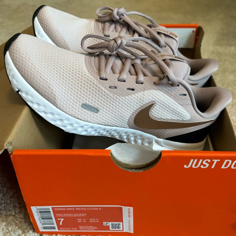 New In Box Nike Revolution 5 Women’s Size 7